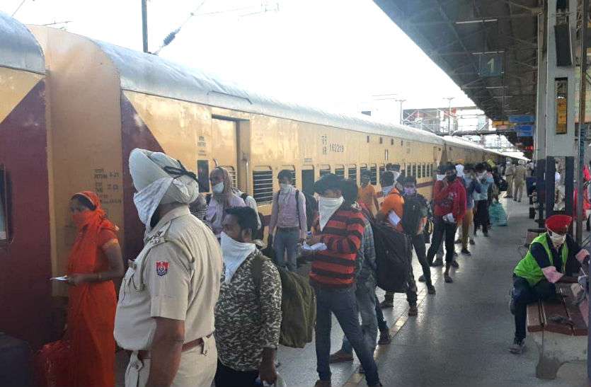 migrant laborers घरवापसी करने वाले प्रवासी मजदूरों की संख्या छिपाने में जुटा प्रशासन