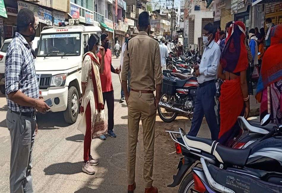 लॉकडाउन की पालना की दी हिदायत: वाहनों को जब्त किया तो कहीं लगाया जुर्माना
