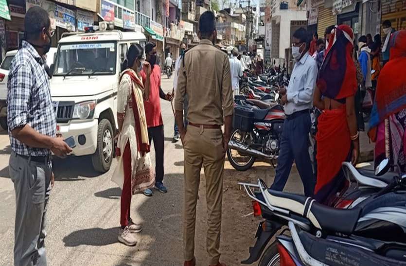 लॉकडाउन की पालना की दी हिदायत: वाहनों को जब्त किया तो कहीं लगाया जुर्माना लॉकडाउन की पालना की दी हिदायत: वाहनों को जब्त किया तो कहीं लगाया जुर्माना