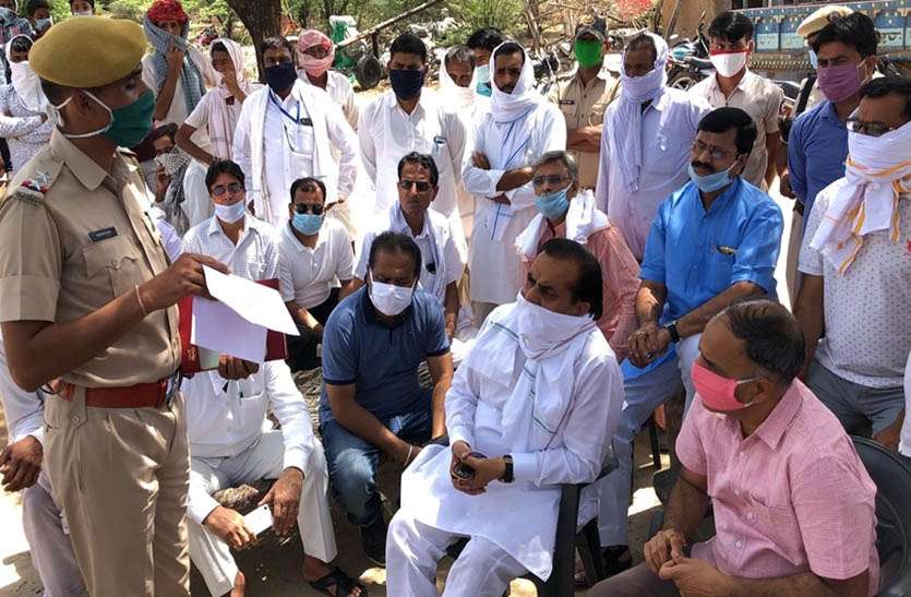 सांसद व विधायक ने दिया धरना, नाबालिग से सामूहिक बलात्कार के आरोपियों को फांसी की मांग सांसद व विधायक ने दिया धरना, नाबालिग से सामूहिक बलात्कार के आरोपियों को फांसी की मांग