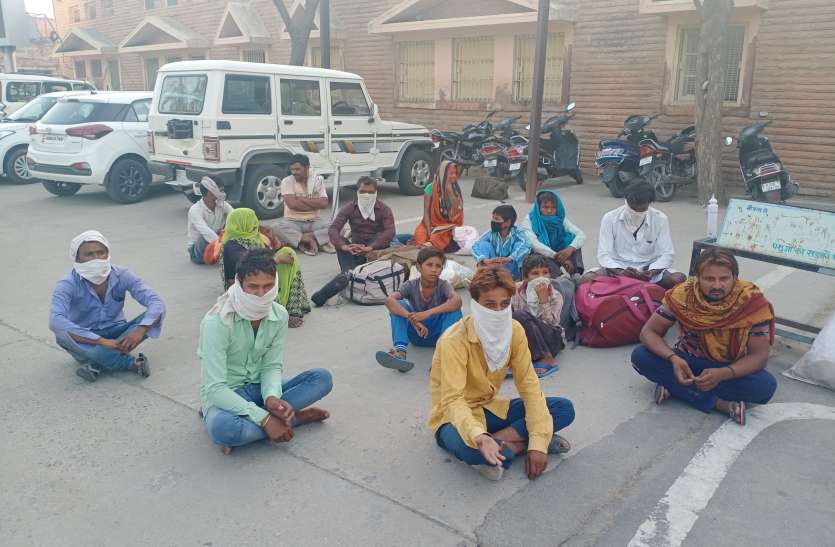 बाड़मेर : 25 हजार प्रवासियों के घर की राह आसान, अब 14 दिन होम क्वारंटीन बाड़मेर : 25 हजार प्रवासियों के घर की राह आसान, अब 14 दिन होम क्वारंटीन