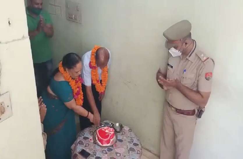 old_couple.jpg लॉक डाउन में अकेले थे बुजुर्ग दम्पत्ति, 50वीं सालगिरह पर पुलिस फूल और केक लेकर पहुंची, तो भर आयीं आंखें