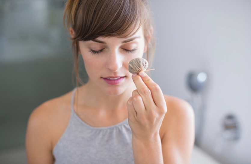 Skin Care Tips: Easy home Tips To get Glowing and Soft Skin Skin Care Tips: चुटकियाें में बेदाग चमकती रंगत के लिए अपनाएं ये घरेलू टिप्स