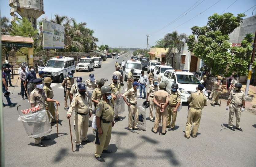 Restriction and vigilance will continue in Containment Zone as before प्रशासन ने कहा, कंटेनमेंट जोन में पहले की तरह प्रतिबंध और सतर्कता रहेगी जारी, लोग सोशल डिस्टेंसिंग का करें पालन