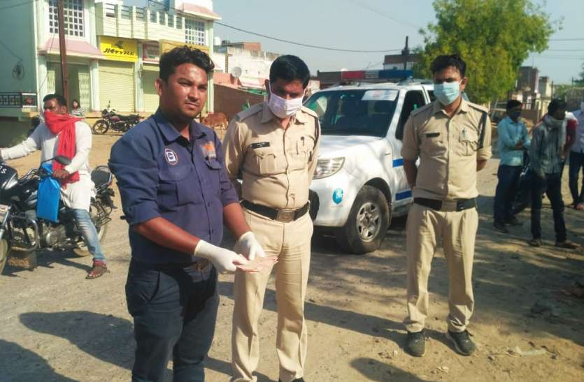 Shopkeepers closed the market for safety अज्ञात लोगों ने सड़क पर फेंके 20 के नोट, प्रशासन ने नोट उठाने वाले ७ लोगों को किया क्वारंटीन