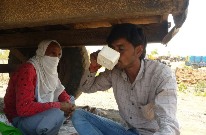 Forced feeders to stay under trolley in 43.6 degree temperature 43.6 डिग्री तापमान में ट्रॉली के नीचे रहने मजबूर अन्नदाता