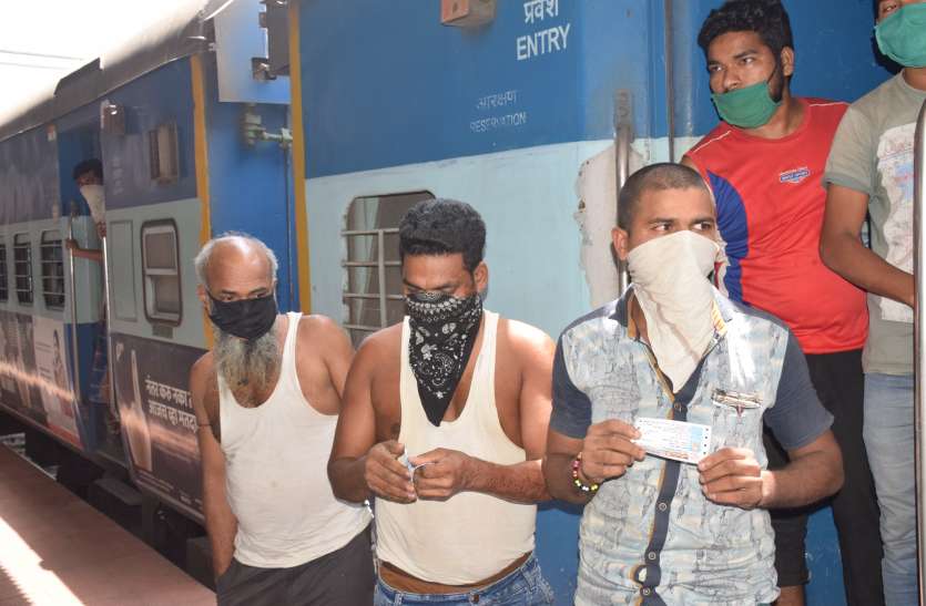 Train carrying 1250 workers from Telangana to Rewa-Satna and Sidhi तेलंगाना से रीवा-सतना और सीधी के 1250 श्रमिकों को लेकर पहुंची ट्रेन, चेहरों पर थी घर लौटने की खुशी