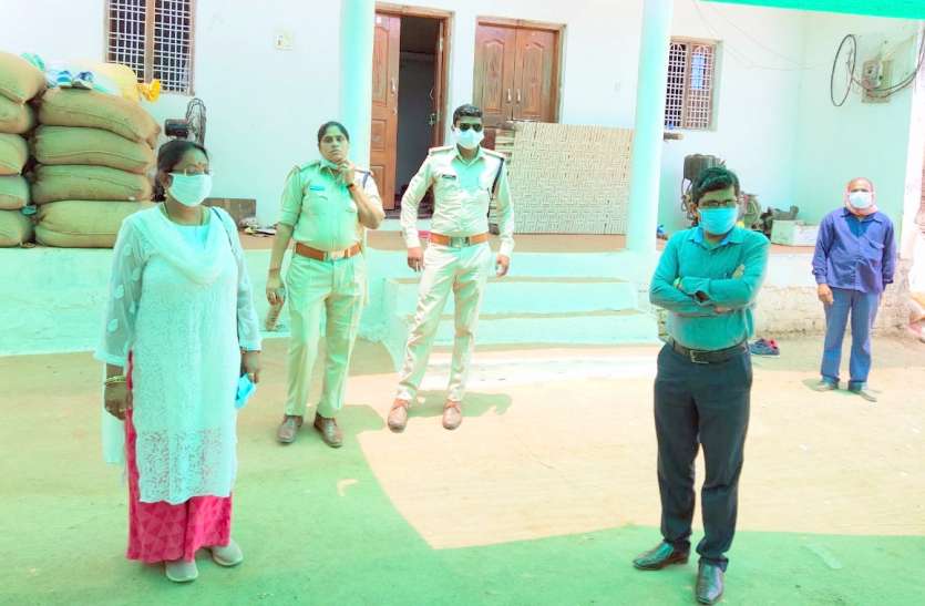 लॉकडाउन का उल्लंघन कर ग्रामीण ने पिता का तेरहवीं कार्यक्रम किया, प्रशासन ने की कार्रवाई लॉकडाउन का उल्लंघन कर ग्रामीण ने पिता का तेरहवीं कार्यक्रम किया, प्रशासन ने की कार्रवाई
