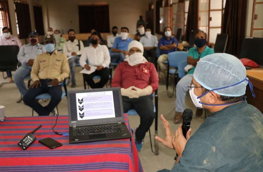 Preparations after lockdown opening एसडीएम बोले- सभी को मानो संक्रमित, दिलाओ तीन शपथ, एक मास्क लगाओ, दो सोशल डिस्टेंस रखो, तीन बेवजह घर से न निकलो