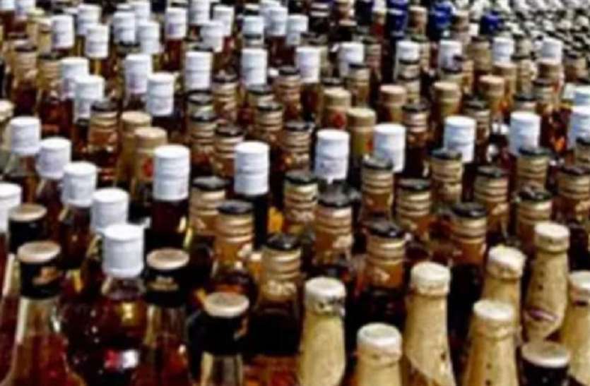 दुकानों में पड़ी शराब की बोतलें प्रतीकात्मक फोटो MP के इस जिले में शराब की दुकान बंद करने को कोई निर्देश नहीं, देर रात तक मिल रही है मनपसंद ब्रांड