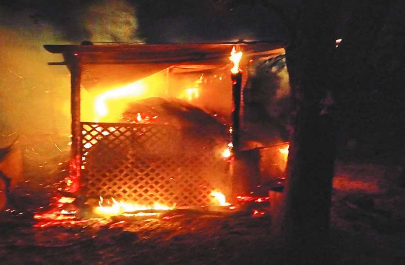 Loss of millions due to fire in house, fire brigade could not be contr घर में आग लगने से लाखों का नुकसान, फायर बिग्रेड से भी नहीं हो पाया काबू