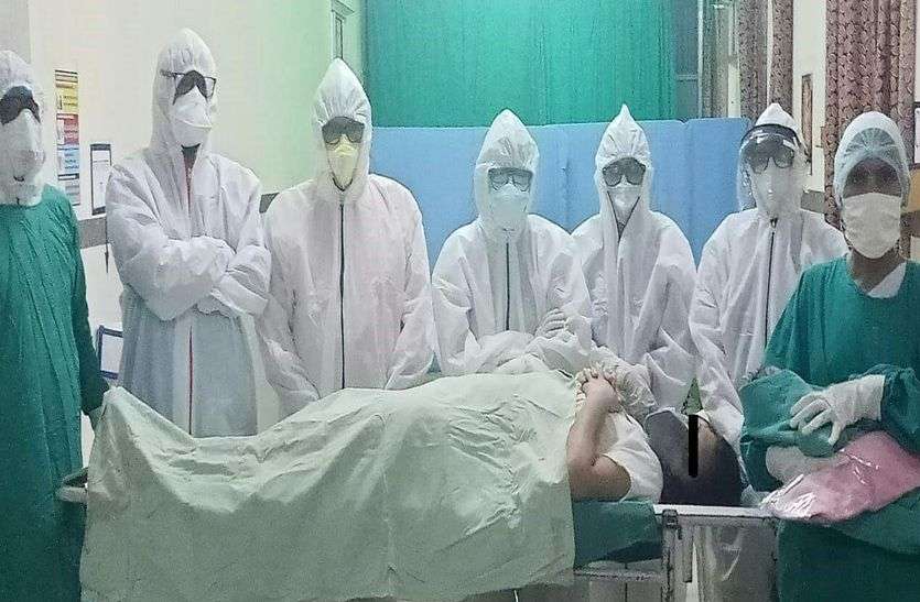 सैल्यूट: कोरोना संक्रमित गर्भवती महिला का सिजेरियन प्रसव कर नवजात की बचाई जान सैल्यूट: कोरोना संक्रमित गर्भवती महिला का सिजेरियन प्रसव कर नवजात की बचाई जान