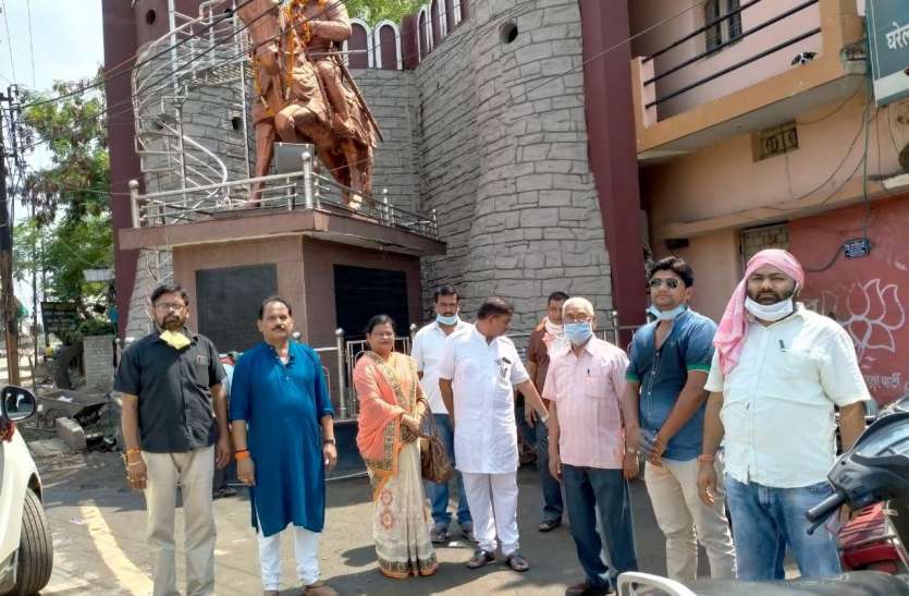 महाराणा प्रताप जयंती पर क्षत्रिय समाज ने प्रतिमा पर माल्यार्पण किया महाराणा प्रताप जयंती पर क्षत्रिय समाज ने प्रतिमा पर माल्यार्पण किया