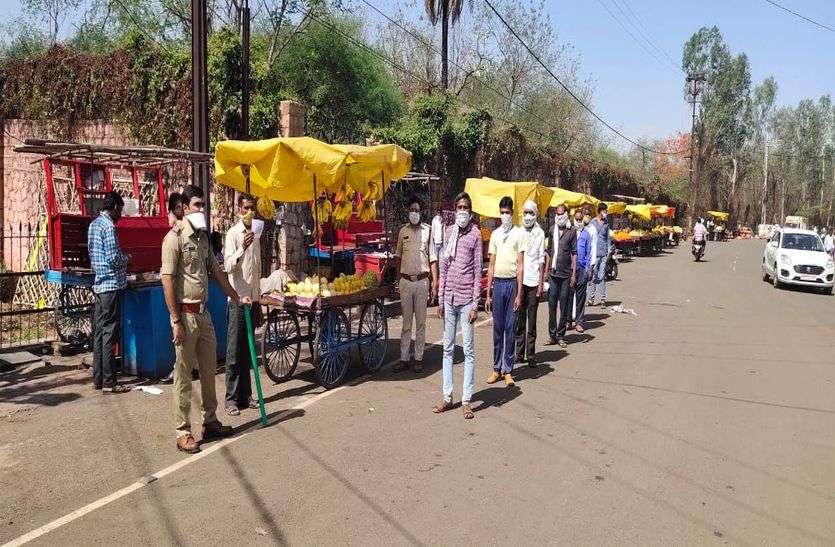 शिवपुरी में सोशल डिस्टेंसिंग के अलावा बाजार में लगे थे ठेले लगाया जुर्माना शिवपुरी में सोशल डिस्टेंसिंग के अलावा बाजार में लगे थे ठेले लगाया जुर्माना