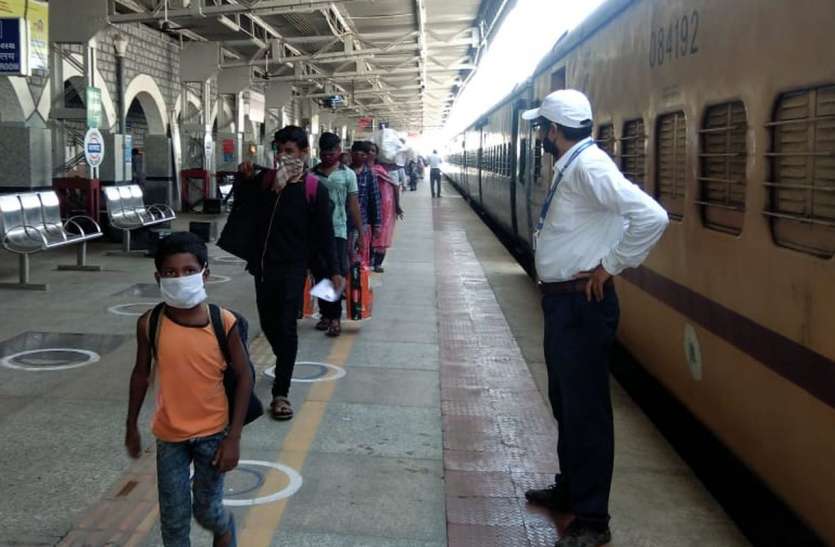 प्रवासी मजदूरों की हुई घर वापसी प्रवासी मजदूरों की हुई घर वापसी