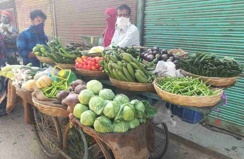 कम आवक से आसमान छू रहे सब्जियों के दाम कम आवक से आसमान छू रहे सब्जियों के दाम