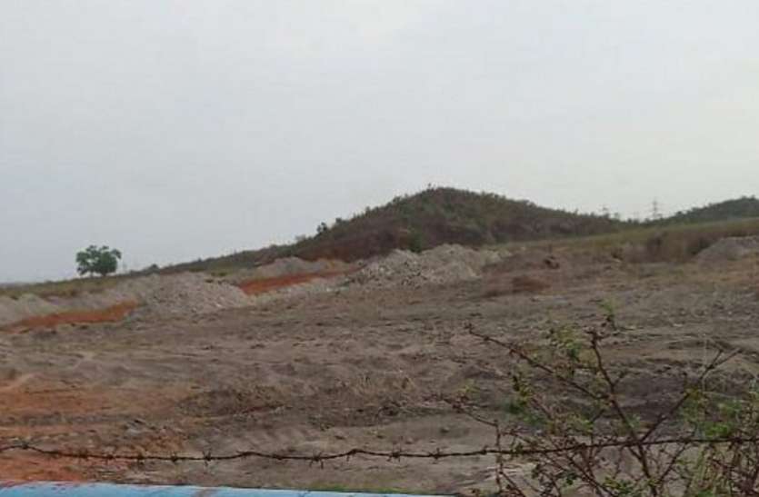 Reliance Sasan Power's ash dyke blows ash in Singrauli, villagers upset कंपनी की लापरवाही से ग्रामीणों का जीना हुआ दुश्वार, झेल रहे ढेरों समस्या