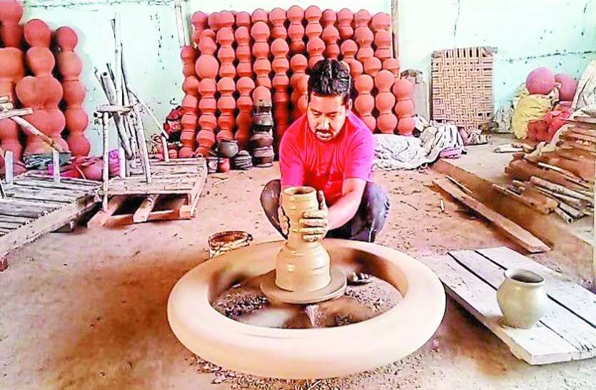 लॉकडाउन में कुम्हारों की जिंदगी से गायब हो गई खुशियां, नहीं मिल रहा मिट्टी का मोल लॉकडाउन में कुम्हारों की जिंदगी से गायब हो गई खुशियां, नहीं मिल रहा मिट्टी का मोल