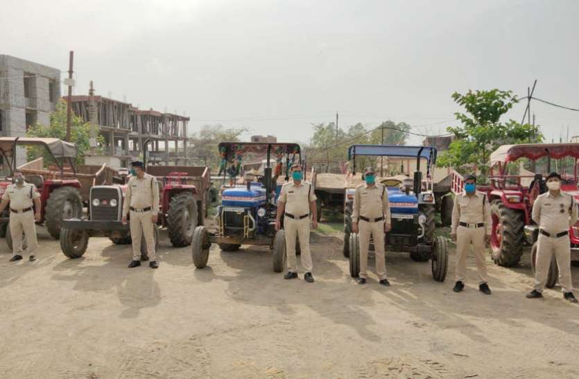 Action taken on the instruction of SP अवैध रेत परिवहन करते 5 ट्रैक्टर जब्त, जानिए पुलिस ने कैसे पकड़ा