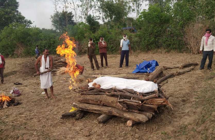 Aurangabad railway accident: funeral of dead in presence of administration and public representatives औरंगाबाद रेल दुर्घटना: प्रशासन एवं जनप्रतिनिधियों की उपस्थिति में मृतकों का अंतिम संस्कार