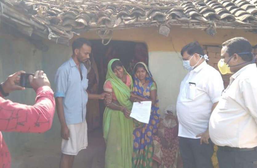 The call was received, said that there is nothing to eat here, had sent money to the husband after taking a loan फोन आया था, बोले थे यहां खाने को कुछ नहीं है, कर्ज लेकर भेजा था पति को पैसा