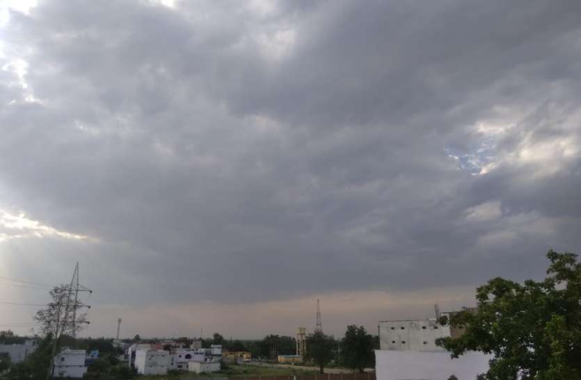 The weather changes again in the evening, dark clouds in the sky शाम को फिर बदला मौसम का मिजाज, आसमान में छाए काले बादल