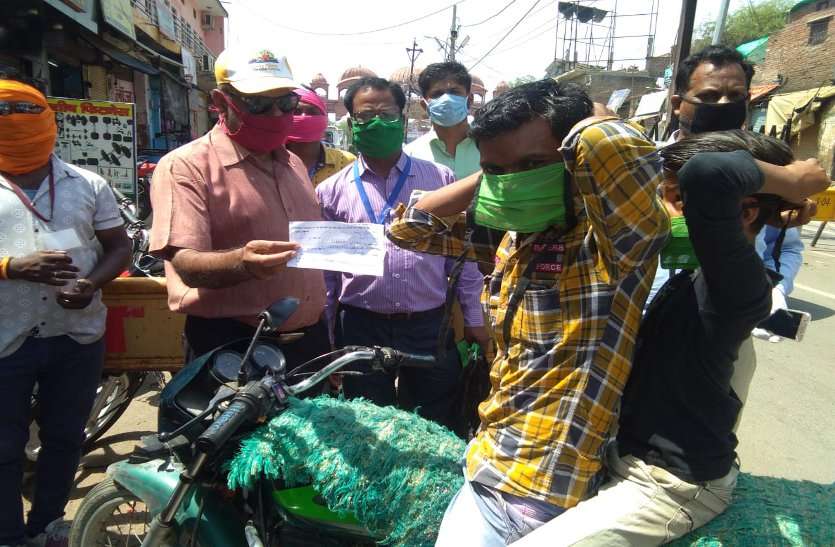 28 को जुर्माना लेकर दी हिदायत, प्रशासन सख्त Fearless out on the roads, did not apply masks, news in hindi, mp news, datia news बेखौफ निकल पड़े सडक़ों पर, लगाया न था मास्क