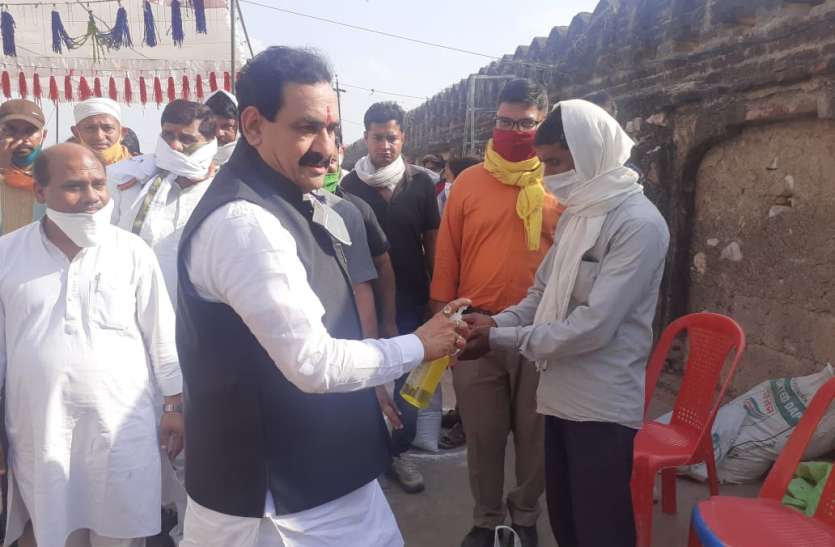 सरकार समाज के हर वर्ग का रखेंगी ध्यान: डॉ मिश्रा Minister hand sanitized, distributed material, news in hindi, mp news, datia news मंत्री ने हाथ सेनेटाइज कराए, बांटी सामग्री