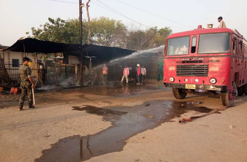 सब्जी मंडी में लगी आग, तीन दुकानों में लाखों की क्षति सब्जी मंडी में लगी आग, तीन दुकानों में लाखों की क्षति