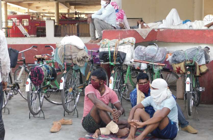Half a hundred workers from Kawardha reached the hungry thirsty Shahdol in seven daysकवर्धा से सात दिन में भूखे प्यासे शहडोल पहुंचे आधा सैकड़ा श्रमिक कवर्धा से सात दिन में भूखे प्यासे शहडोल पहुंचे आधा सैकड़ा श्रमिक