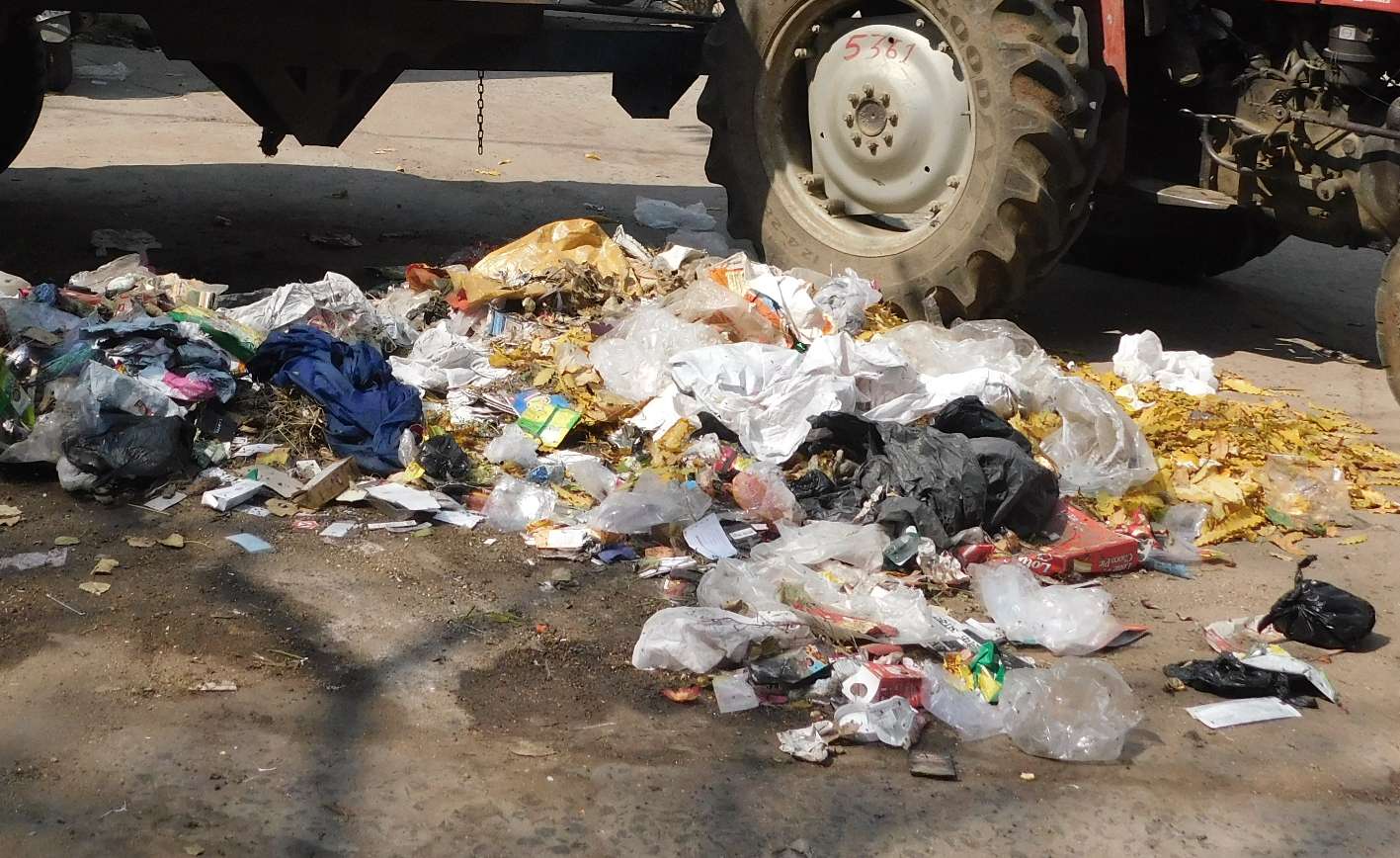 कचरा उठाव वाहन बिगड़े बेपटरी हुई घर-घर कचरा उठाव योजना