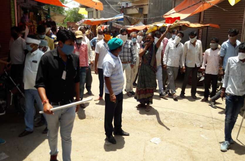 मुख्य बाजार में बढ़ी भीड़, मौके पर पहुंचकर तहसीलदार ने हटवाया मुख्य बाजार में बढ़ी भीड़, मौके पर पहुंचकर तहसीलदार ने हटवाया