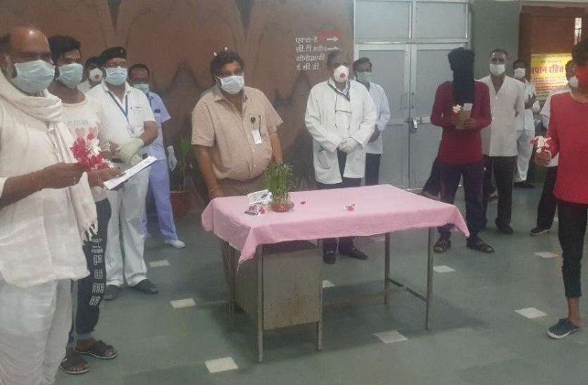 Four were sent home with flowers in bhilwara चार को फूल देकर भेजा घर