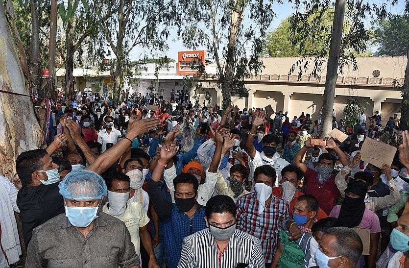 Hundreds of workers gathered on the road even after curfewand lockdown in bhilwara कफ्र्यू व लॉकडाउन के बाद भी सैकड़ों की संख्या में मजदूर जमा हुए सड़क पर