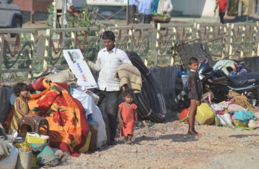 rewa लॉकडाउन के बीच तालाब में बसे गरीबों का तोड़ा आशियाना, सड़क पर आया परिवार