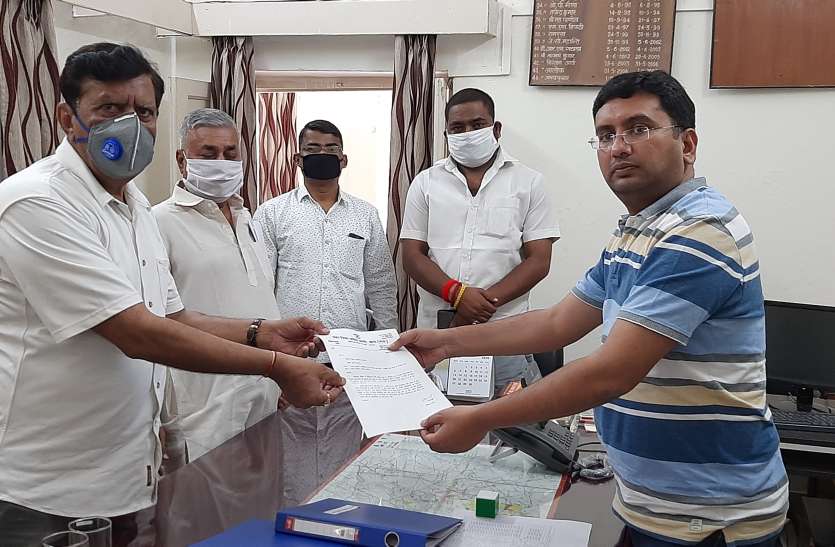A delegation of the City District Congress Committee ऐसा क्या हुआ कि कांग्रेस ने रखी कफ्र्यू हटाने की मांग