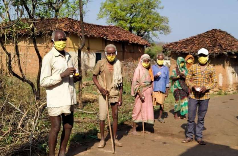 Baiga organization doing painting in village walls to escape from Coronaकोरोना से बचने बैगा संगठन गांव-गांव दीवारों में कर रहा चित्रकारी कोरोना से बचने बैगा संगठन गांव-गांव दीवारों में कर रहा चित्रकारी