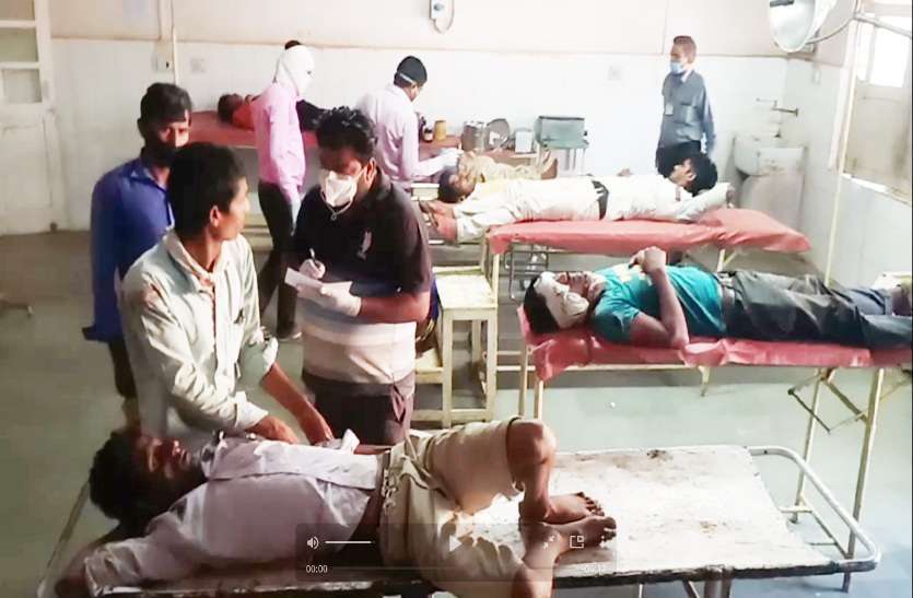 फोरलेन हाईवे पर हुए 2 हादसे, ट्रक व लोडिंग में भरकर चोरी-छिपे महाराष्ट्र से उ.प्र जा रहे 40 मजदूर घायल फोरलेन हाईवे पर हुए 2 हादसे, ट्रक व लोडिंग में भरकर चोरी-छिपे महाराष्ट्र से उ.प्र जा रहे 40 मजदूर घायल