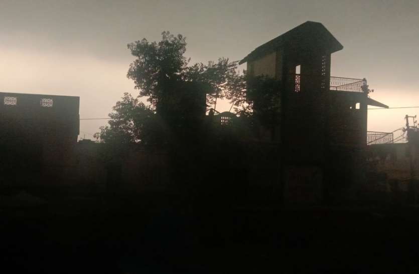 arsat.jpg यूपी : अचानक बदला मौसम गर्जनाओं के साथ बरसात शुरू, विशेषज्ञों ने बताई बड़ी वजह