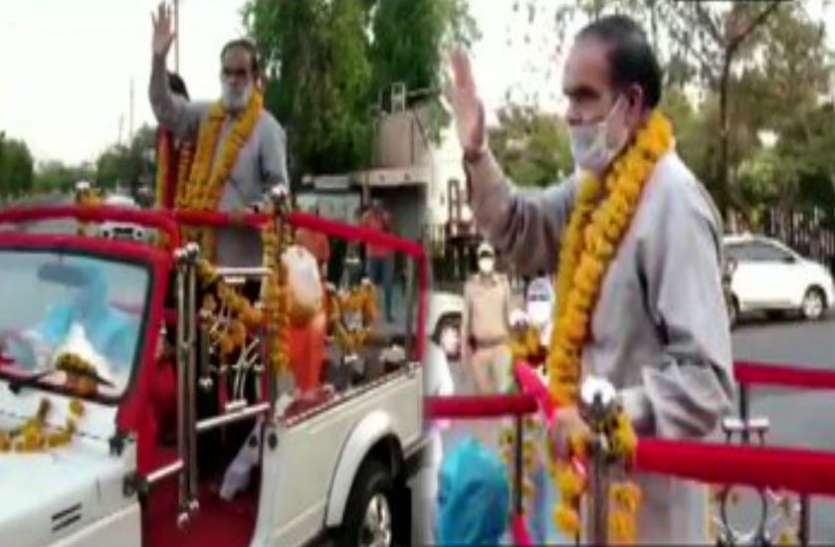 asibhagwati_sharan_sharma_.jpg 62 की उम्र में ASI ने 13 दिन में कोरोना को दी मात, बैंड-बाजे के साथ हुआ स्वागत