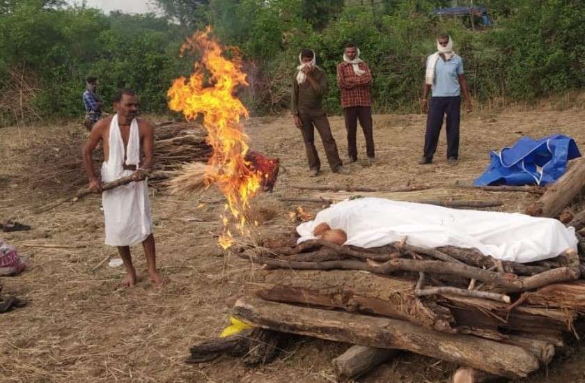 पिता ने कहा- एक बार चेहरा दिखा दो, शव देखते ही बेहोश हुई मां, एक साथ 9 लोगों का हुआ अंतिम संस्कार