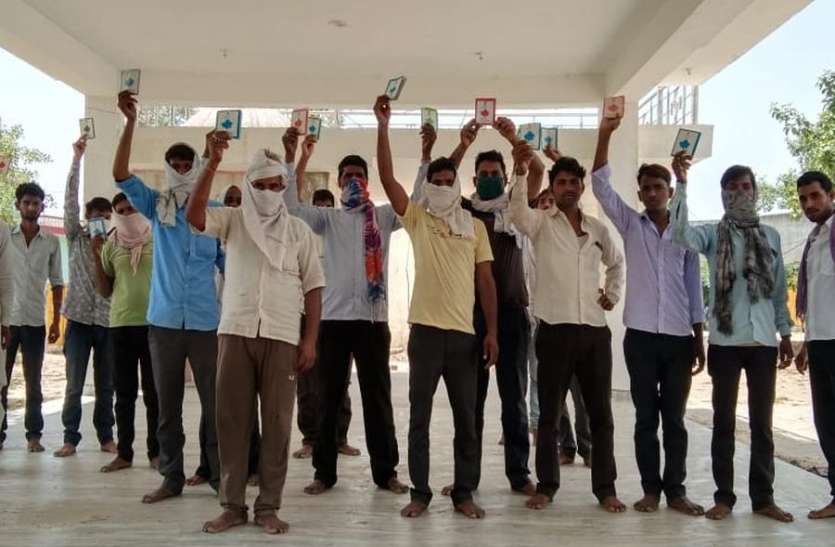 ग्रामीणों ने राशन विक्रेता के खिलाफ किया प्रदर्शन ग्रामीणों ने राशन विक्रेता के खिलाफ किया प्रदर्शन