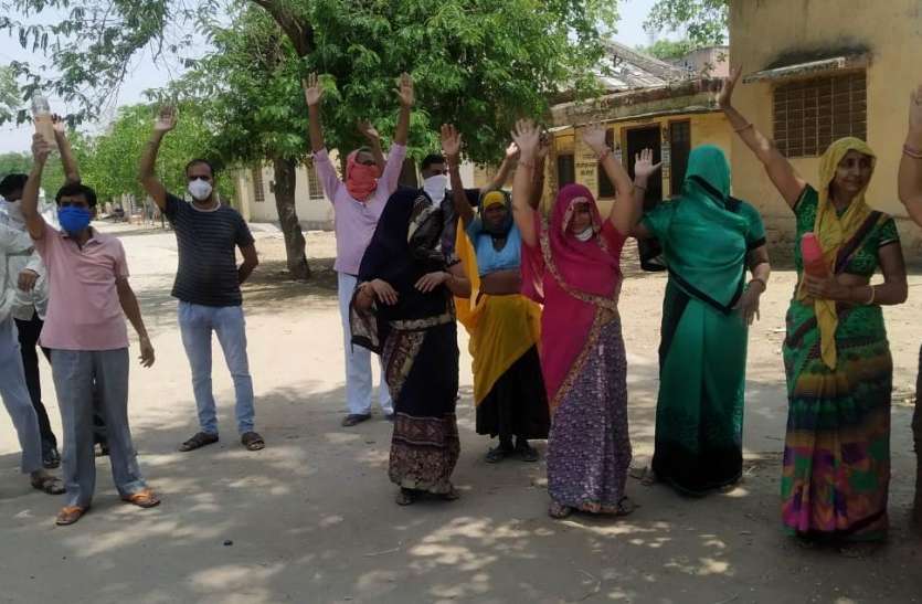 पानी की समस्या को लेकर किया प्रदर्शन पानी की समस्या को लेकर किया प्रदर्शन