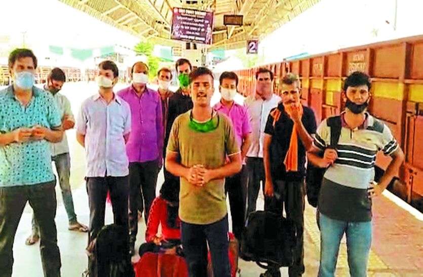 आंध्र में फंसे युवा रेलवे ट्रैक होकर भिण्ड की ओर पैदल निकले, वायरल हुआ वीडियो आंध्र में फंसे युवा रेलवे ट्रैक होकर भिण्ड की ओर पैदल निकले, वायरल हुआ वीडियो