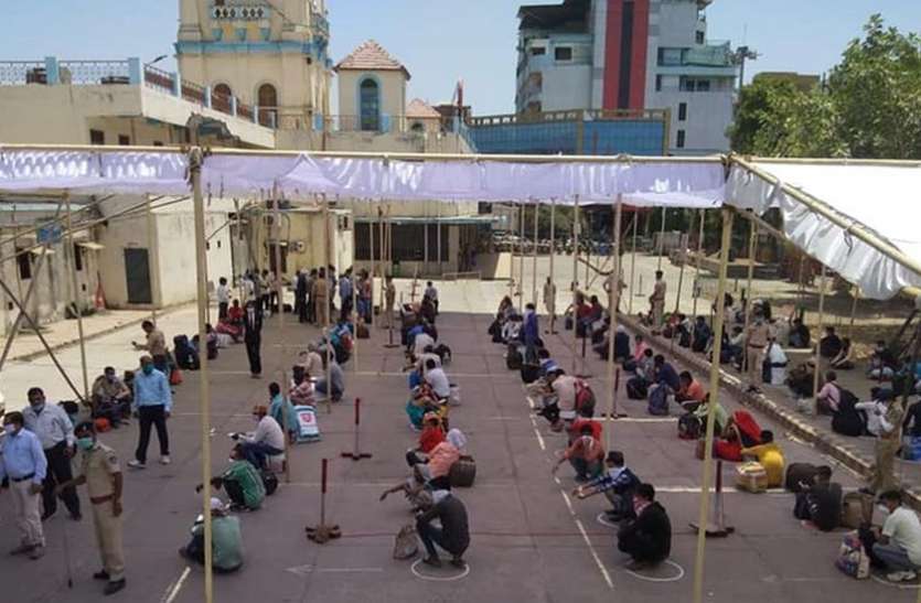सोशल डिस्टेंसिंग के साथ उत्तर प्रदेश के लिए रवाना हुईं स्पेशल ट्रेनें सोशल डिस्टेंसिंग के साथ उत्तर प्रदेश के लिए रवाना हुईं स्पेशल ट्रेनें