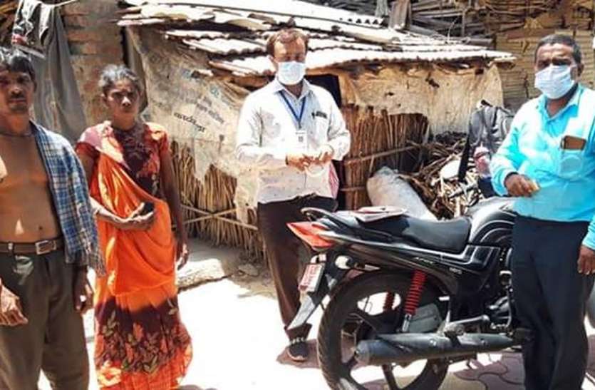 जामखंभालिया से 20 मजदूर भामैया पहुंचे जामखंभालिया से 20 मजदूर भामैया पहुंचे
