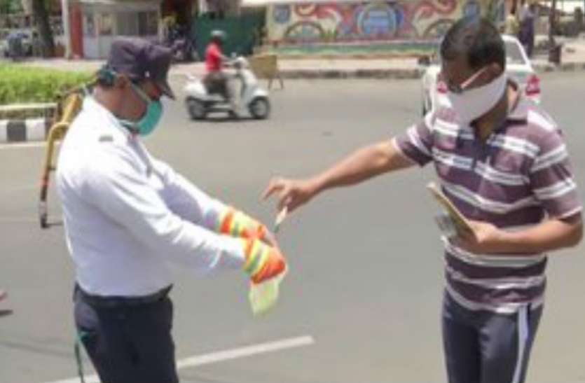 bhopal_police_sanetise_currency_before_taking_as_a_challan_money.jpg कोरोना का खौफ: चालान की राशि लेने से पहले नोटों को सैनिटाइज कर रही ट्रैफिक पुलिस