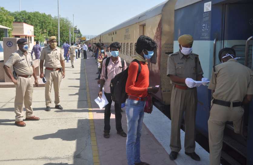 स्पेशल ट्रेन: बाड़मेर से 1200 श्रमिकों की बिहार रवानगी स्पेशल ट्रेन: बाड़मेर से 1200 श्रमिकों की बिहार रवानगी