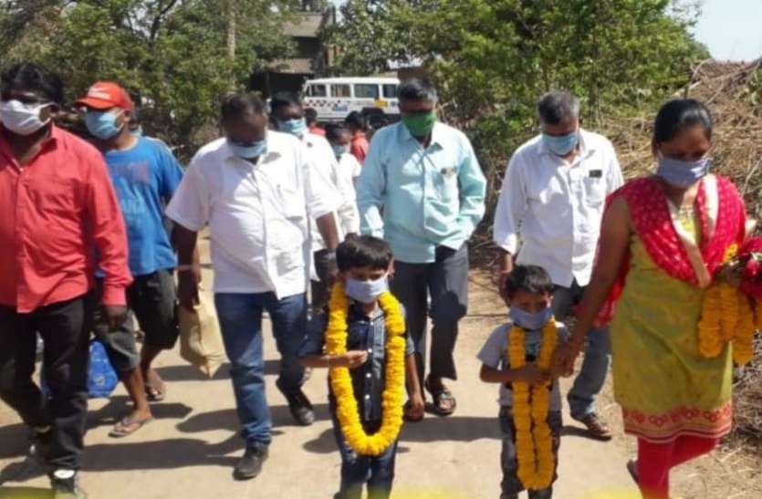 कोरोना को मात देकर घर लौटे बच्चे कोरोना को मात देकर घर लौटे बच्चे