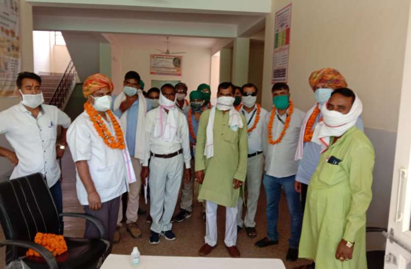कोरोना योद्धाओं का किया अभिनंदन कोरोना योद्धाओं का किया अभिनंदन